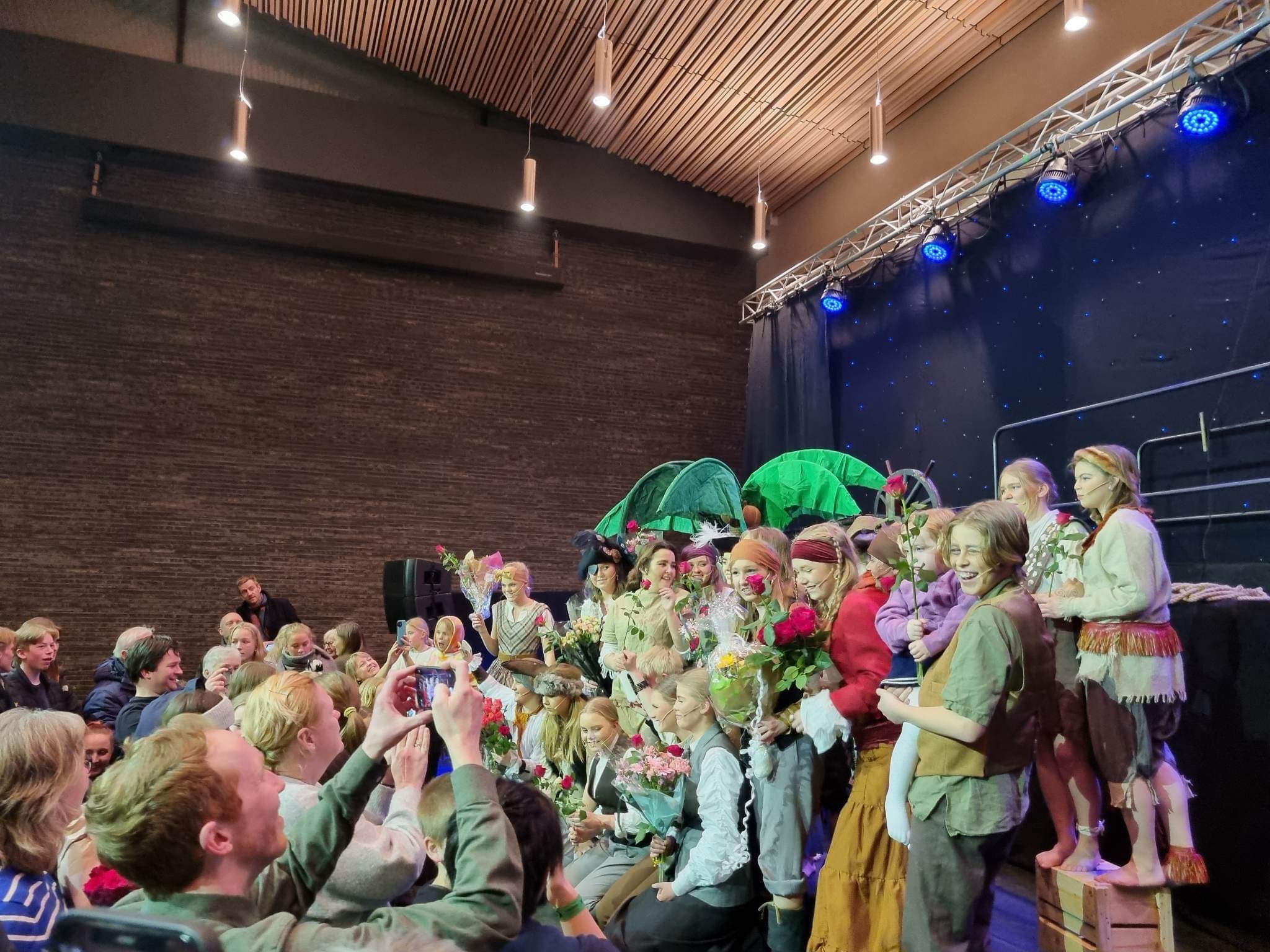 Ungdomsgruppa på scenen